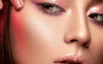 Trend make up primavera-estate 2023: Barbie style, sparkling  e Holographic mood