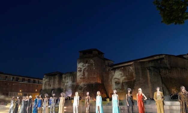 Alberta Ferretti celebra la sua Rimini e omaggia Federico Fellini con lo show Resort 2024: il Convention Bureau Italia tra i Partner Istituzionali.