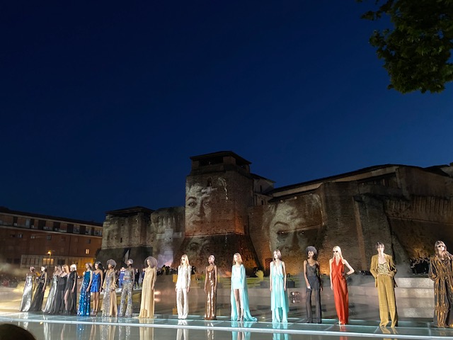 Alberta Ferretti celebra la sua Rimini e omaggia Federico Fellini con lo show Resort 2024: il Convention Bureau Italia tra i Partner Istituzionali.