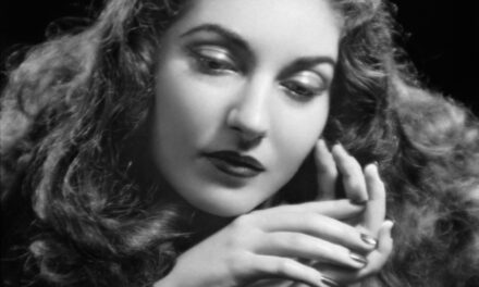 Maria Callas, “la Divina”: Verona ricorda la regina della lirica in occasione dei 100 anni dalla nascita, con una mostra fotografica.