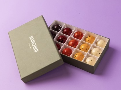 La Cioccolateria Banchini 1879 rinnova il suo look con un raffinato cofanetto di Bon Bon al cioccolato