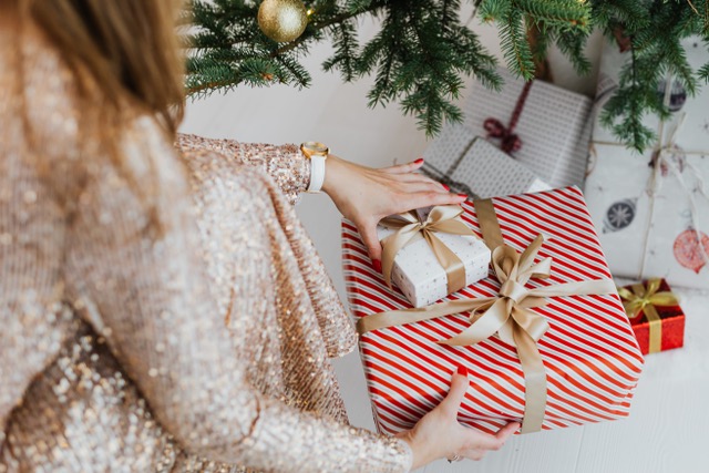Profumi Natale 2023: le miglior fragranze da regalare per rendere preziose le feste