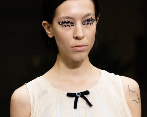 Vivetta presenta la collezione FW24: fiocchi e rose per un “ballo privato”