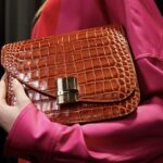 Ferragamo presenta Fiamma la borsa glamour della collezione SS24