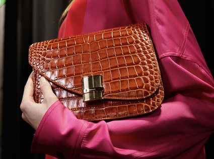 Ferragamo presenta Fiamma la borsa glamour della collezione SS24