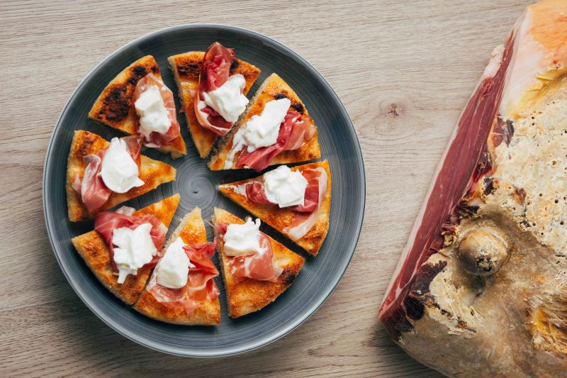 Pizzeria La Baia, punto di riferimento dei milanesi, che dal 1969 usa lo stesso impasto e la stessa insegna