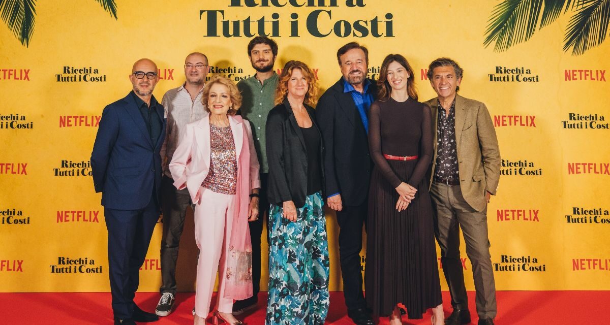 Netflix presenta RICCHI A TUTTI I COSTI con Christian De Sica e Angela Finocchiaro