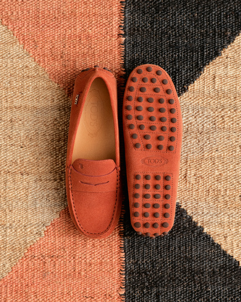 Tod’s celebra l’iconico Gommino con il libro “Italian Hands -Artisanal Stories from Italy”