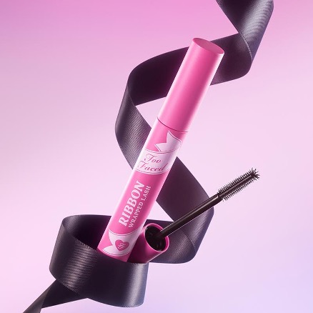 Too Faced lancia il Ribbon Wrapped Lash Extreme Length Tubing Mascara per ciglia come seta