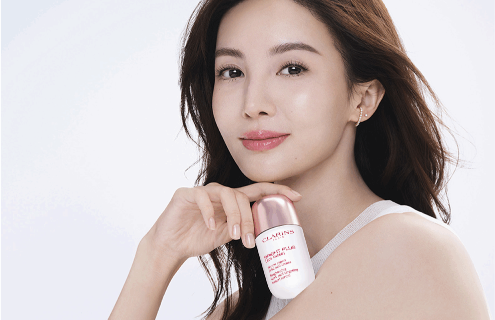 Clarins svela il nuovo Siero Bright Plus contro le macchie scure
