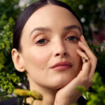 Guerlain nomina Charlotte Le Bon Ambassador per la difesa delle api