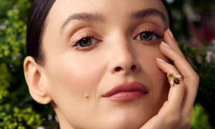 Guerlain nomina Charlotte Le Bon Ambassador per la difesa delle api