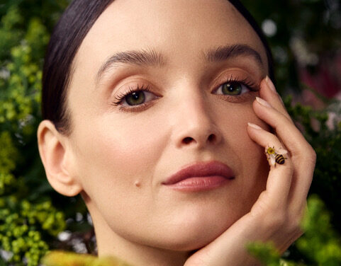 Guerlain nomina Charlotte Le Bon Ambassador per la difesa delle api
