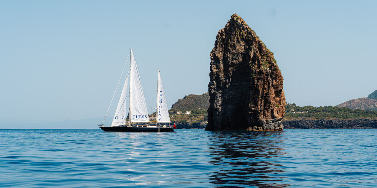 Guess salpa con CLOVIS per un’esclusiva esperienza “by the sea”