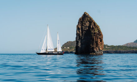 Guess salpa con CLOVIS per un’esclusiva esperienza “by the sea”