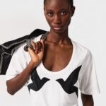 Stella McCartney lancia la T-shirt Blackbird ispirata al look Cowboy carter di Beyonce