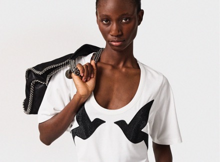 Stella McCartney lancia la T-shirt Blackbird ispirata al look Cowboy carter di Beyonce
