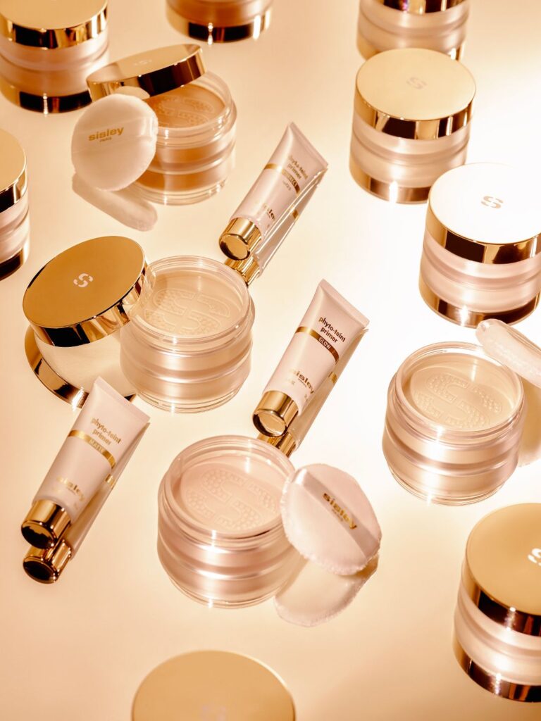 La nostra nuova routine non mira solo a perfezionare l’incarnato, ma migliora la qualità della pelle nel tempo. Grazie al rivoluzionario Ideal Skin Complex a tripla azione, i prodotti Sisley Paris contrastano gli agenti esterni e accentuano l’idratazione e la luminosità cutanea.
