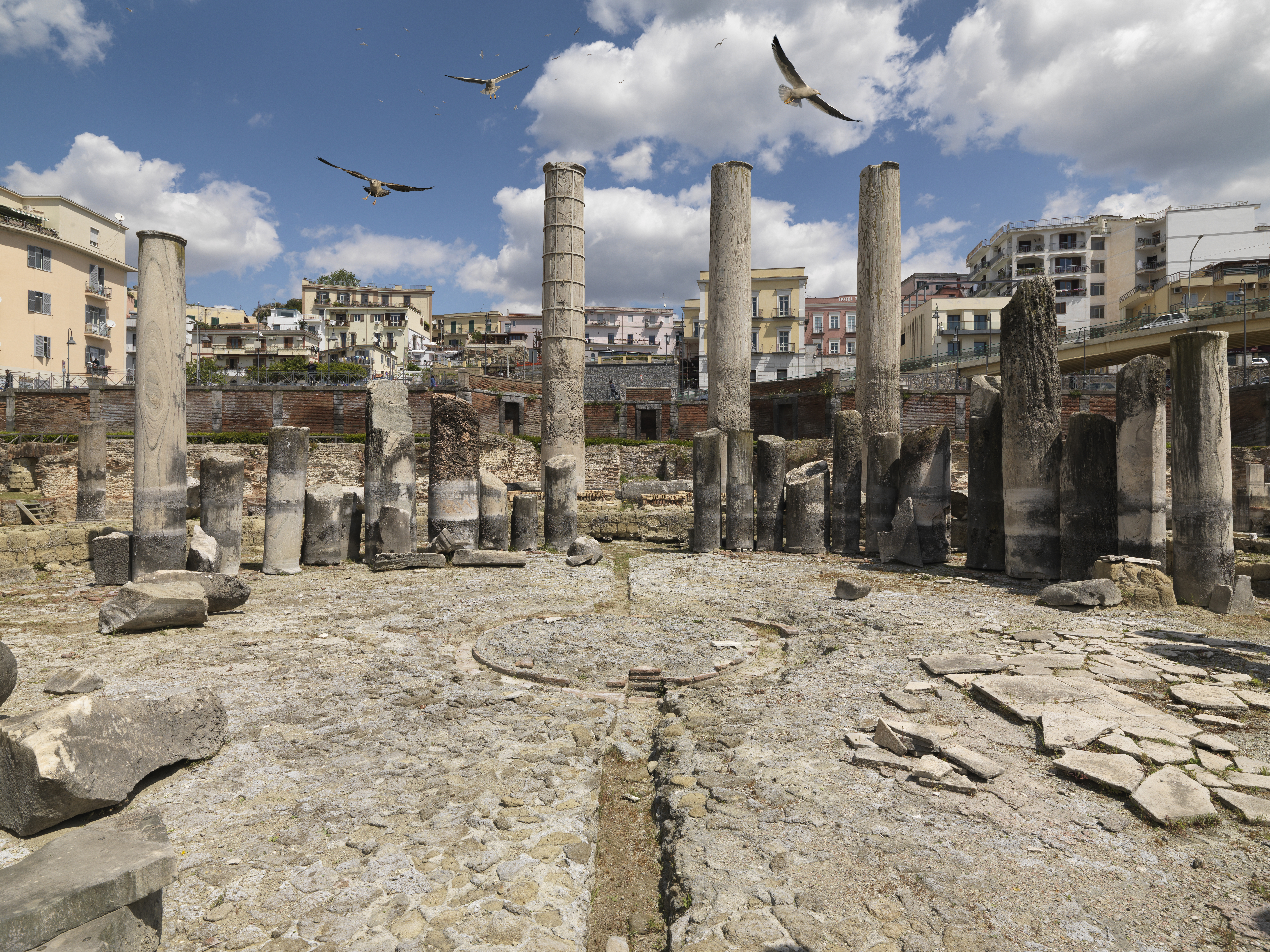 Valmont continua il suo impegno nell’arte e sponsorizza Panorama Pozzuoli, la mostra diffusa di ITALICS