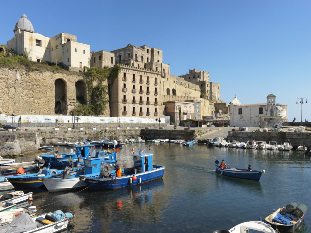 Valmont continua il suo impegno nell’arte e sponsorizza Panorama Pozzuoli, la mostra diffusa di ITALICS