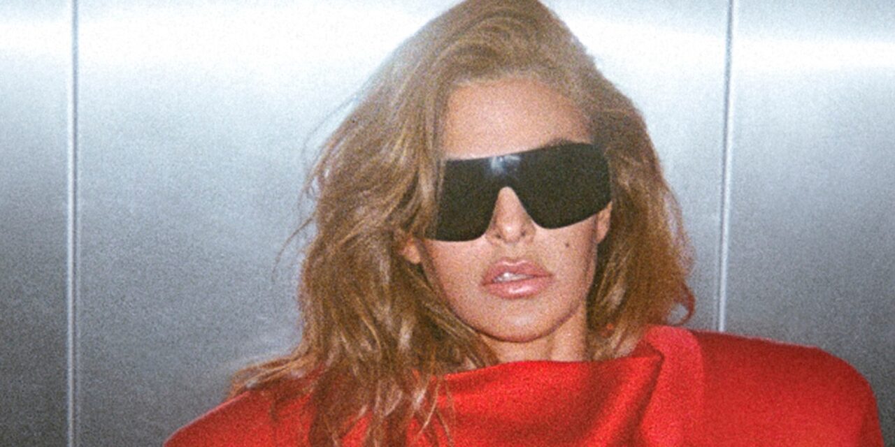 Stella McCartney: Campagna F/W 2025 ‘Laptop to Lapdance” con Eva Mendes