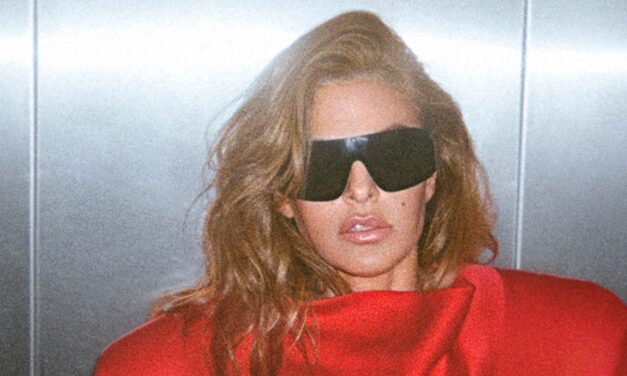 Stella McCartney: Campagna F/W 2025 ‘Laptop to Lapdance” con Eva Mendes