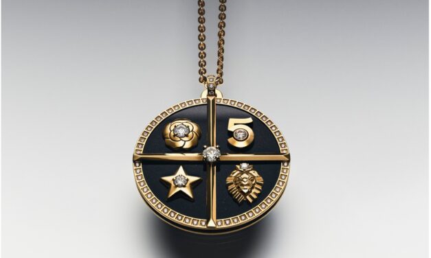 CHANEL JOAILLERIE svela CHANCE de CHANEL le medaglie portafortuna con i simboli emblematici della Maison
