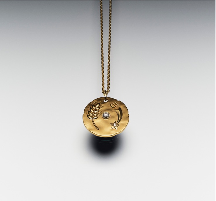 Chanel svela "Chance de Chanel" le medaglie portafortuna con i simboli emblematici della Maison