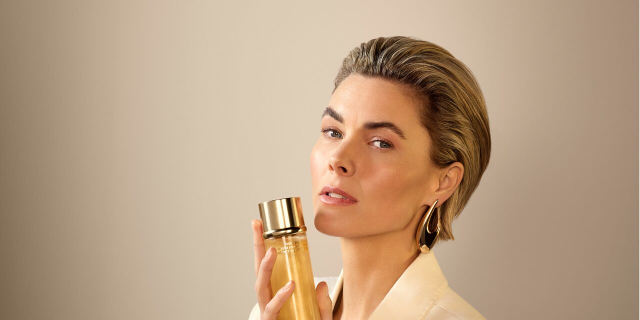 La Prairie presenta la Pure Gold Revitalising Essence lenitiva e illuminante