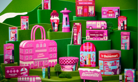 Benefit Xmas 26: a Beneville le feste sono già iniziate, tra beauty, glam e magia natalizia