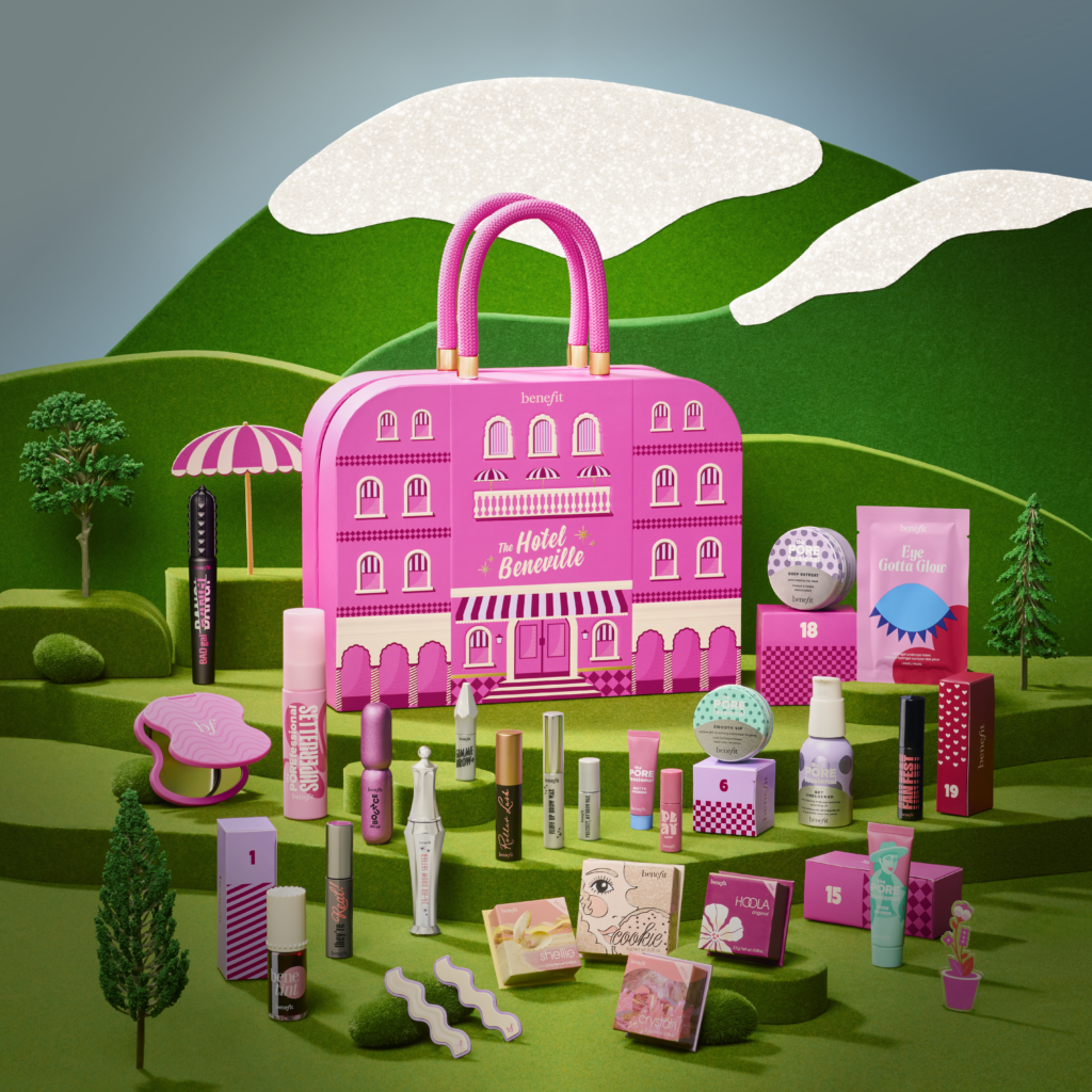 Benefit Xmas 26: a Beneville le feste sono già iniziate, tra beauty, glam e magia natalizia