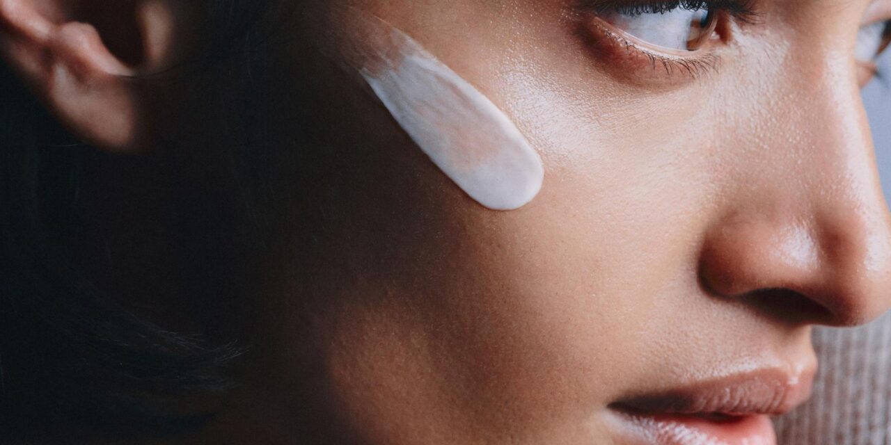 Augustinus Bader e l’autunno in blu: la skincare che accompagna la pelle verso il freddo