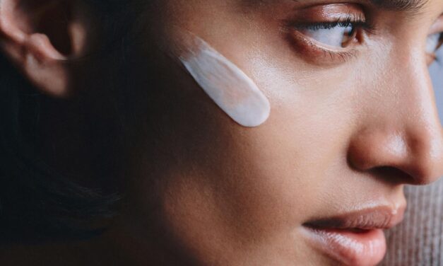 Augustinus Bader e l’autunno in blu: la skincare che accompagna la pelle verso il freddo