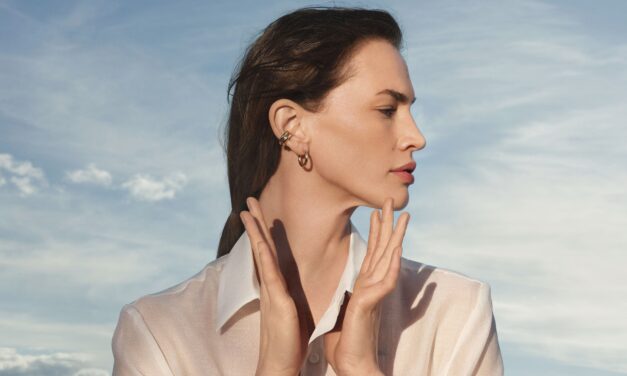 Clarins svela Extra-Firming Neck & Décolleté trattamento extra-rassodante per collo e décolleté