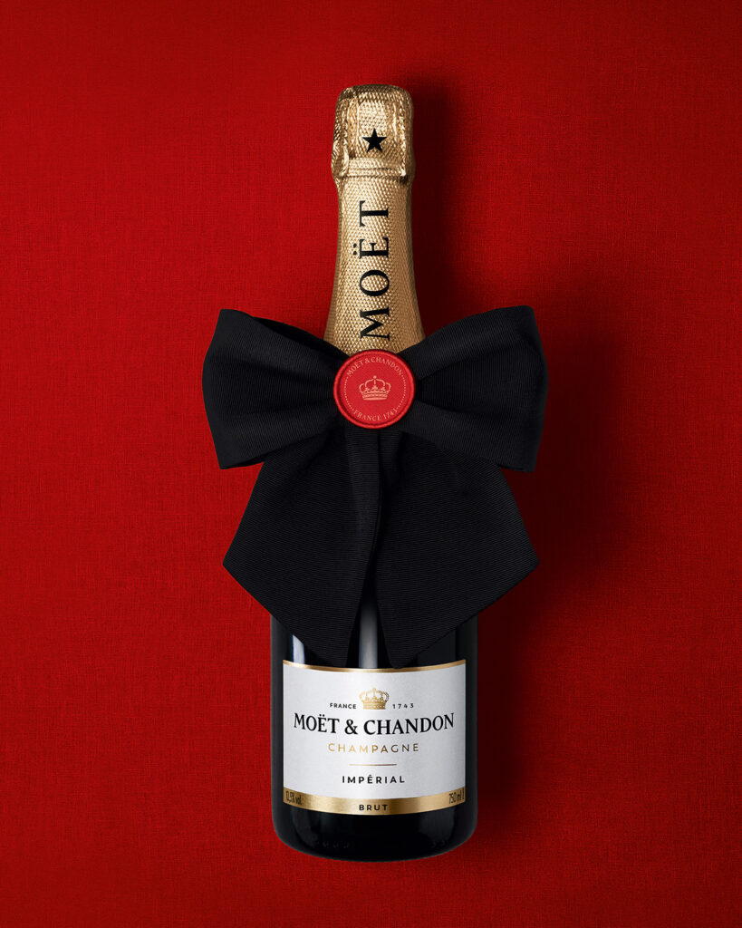 Moët & Chandon presenta “The Moët Bow”: il fiocco personalizzabile ispirato all’iconico black tie, per regali unici ed esclusivi