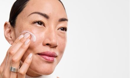La rivoluzione beauty di Clinique: tra biotecnologia vegetale e il fascino di Black Honey