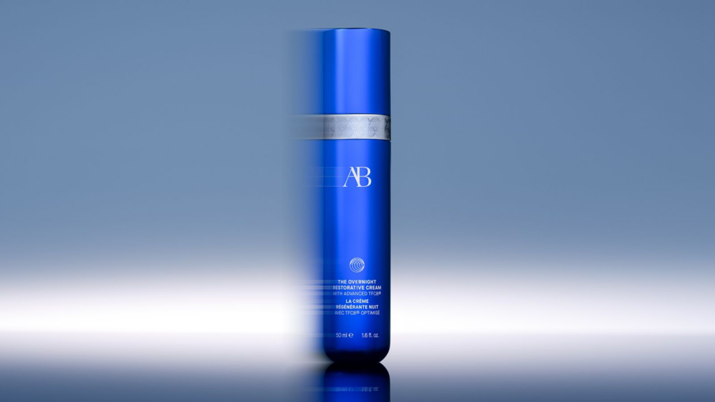 Augustinus Bader e l’autunno in blu: la skincare che accompagna la pelle verso il freddo
